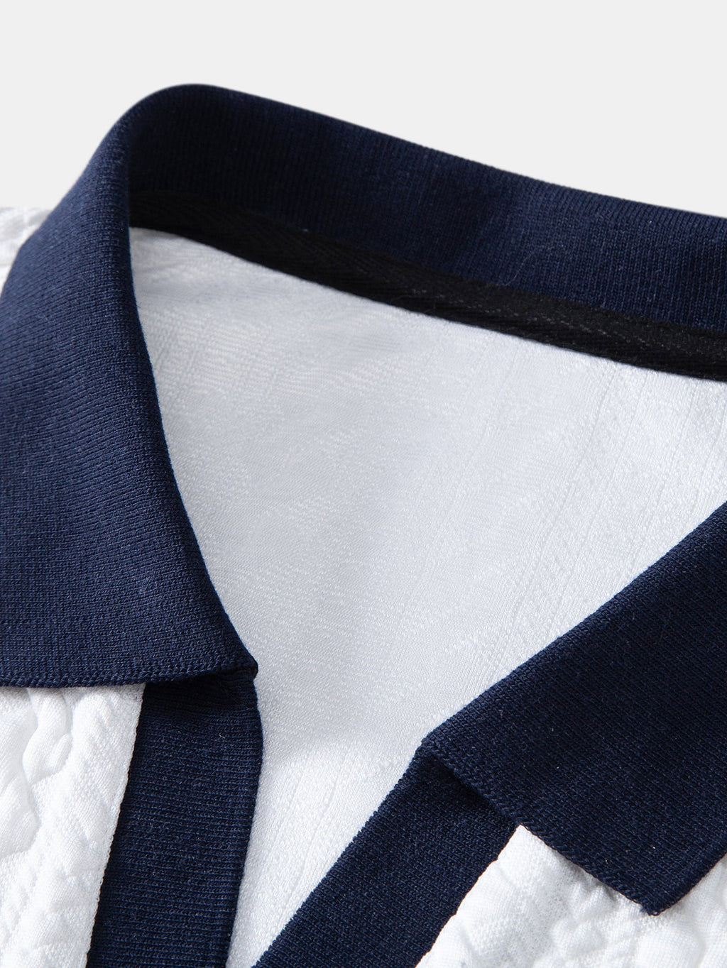 Polo de jacquard en contraste y pantalones ajustados de corte cónico