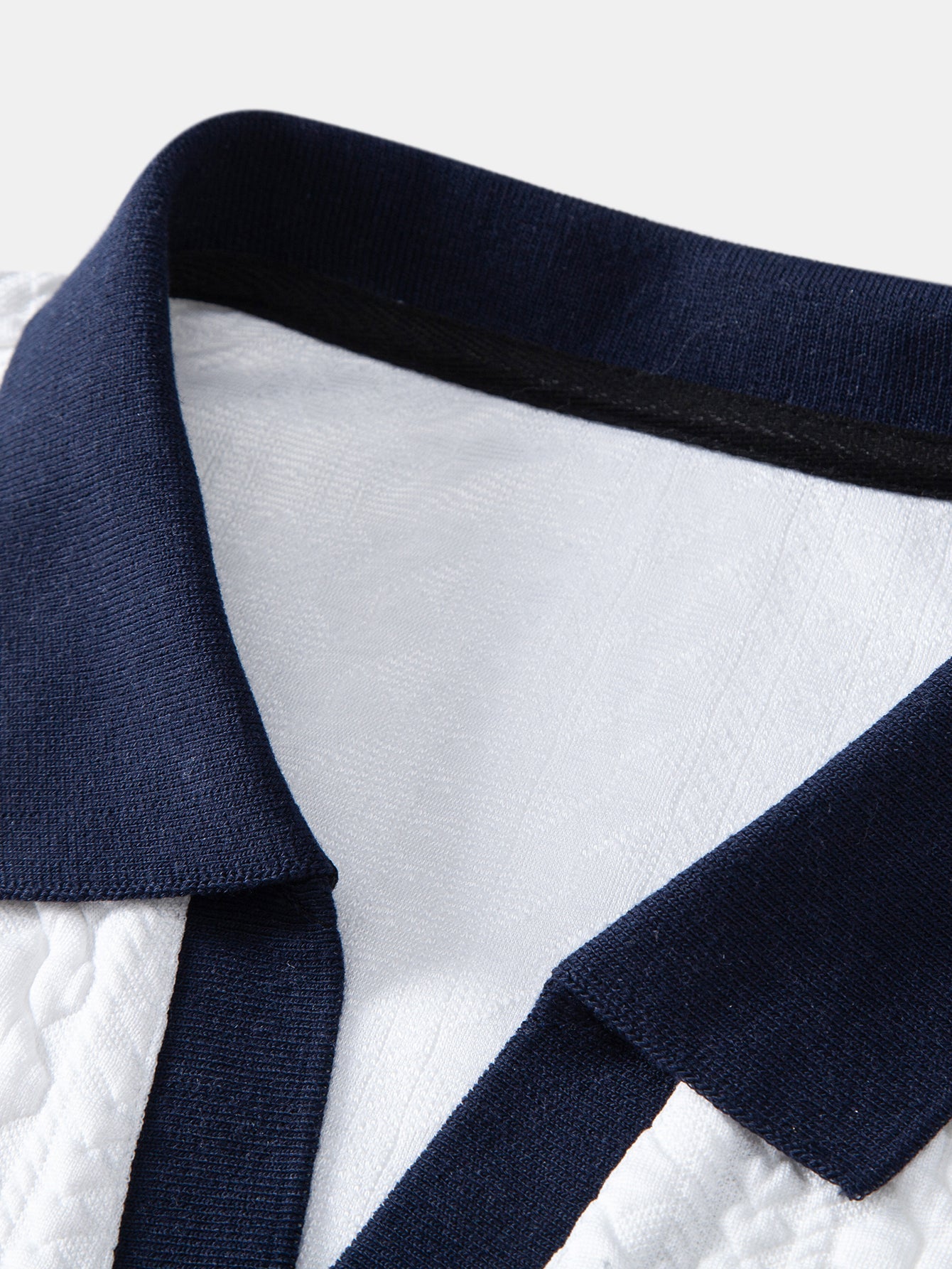 Polo de jacquard en contraste y pantalones ajustados de corte cónico