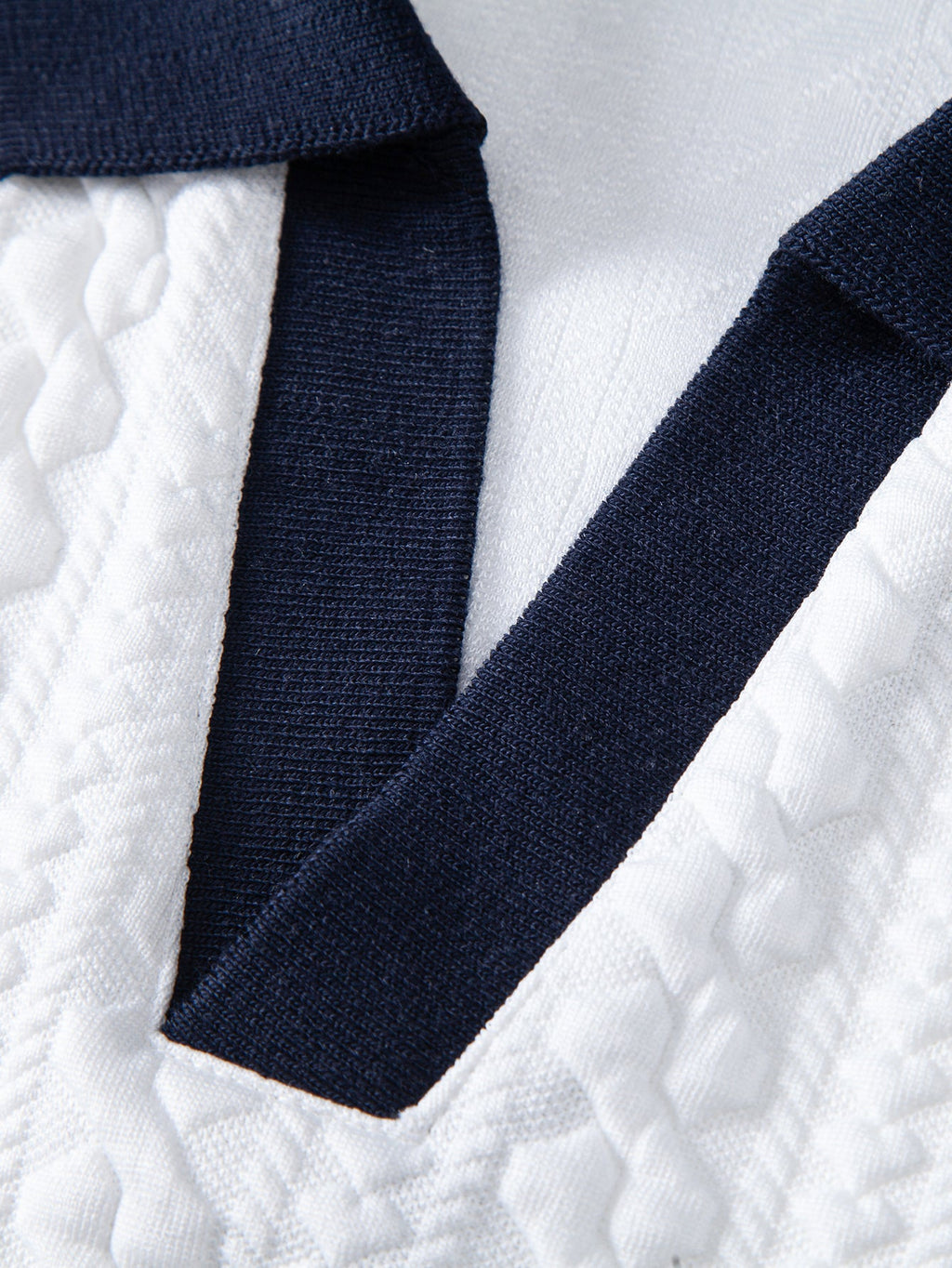 Polo de jacquard en contraste y pantalones ajustados de corte cónico