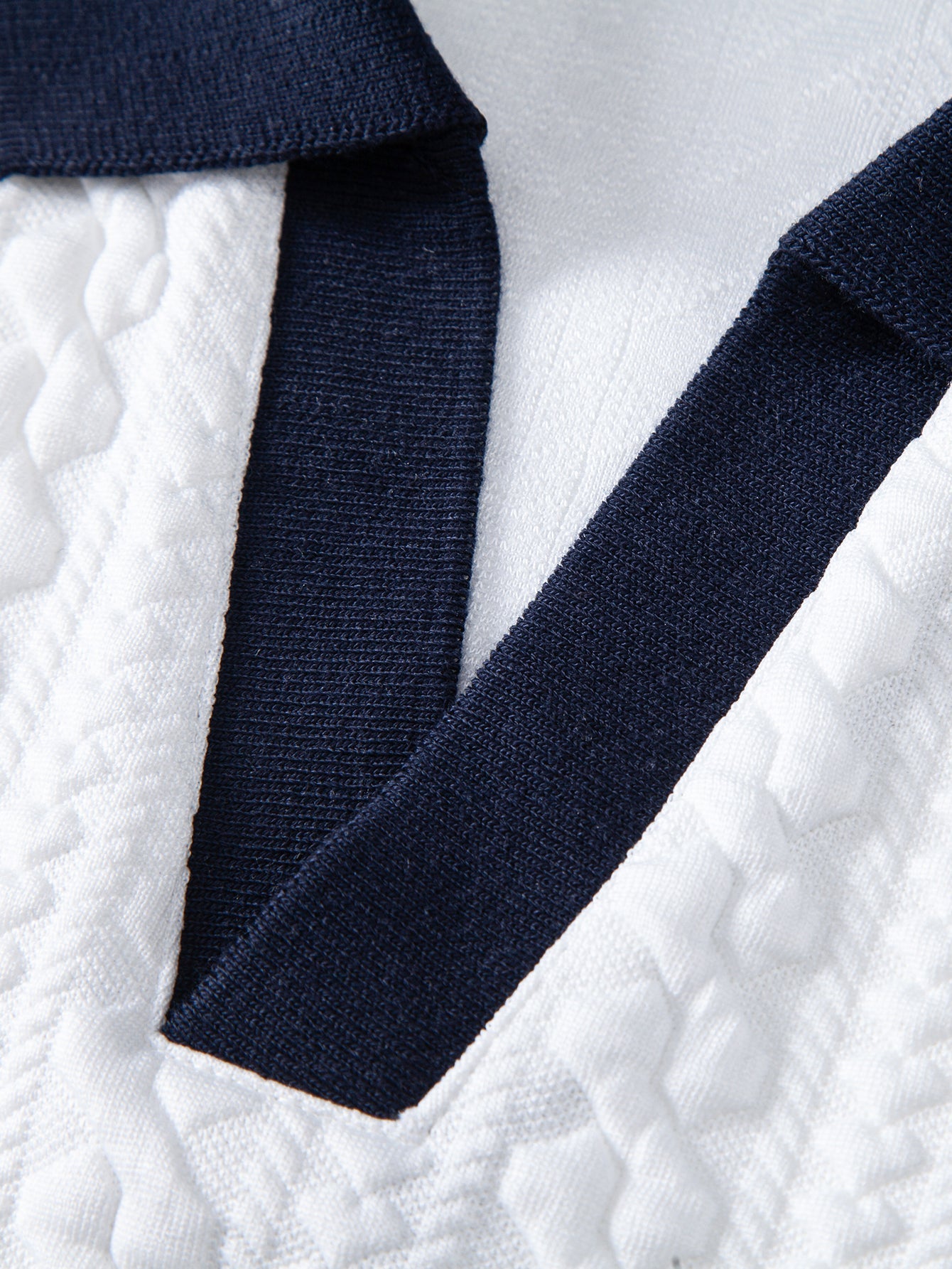 Polo de jacquard en contraste y pantalones ajustados de corte cónico