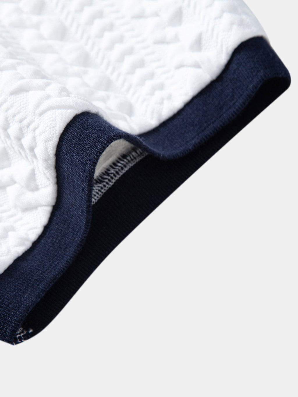 Polo de jacquard en contraste y pantalones ajustados de corte cónico