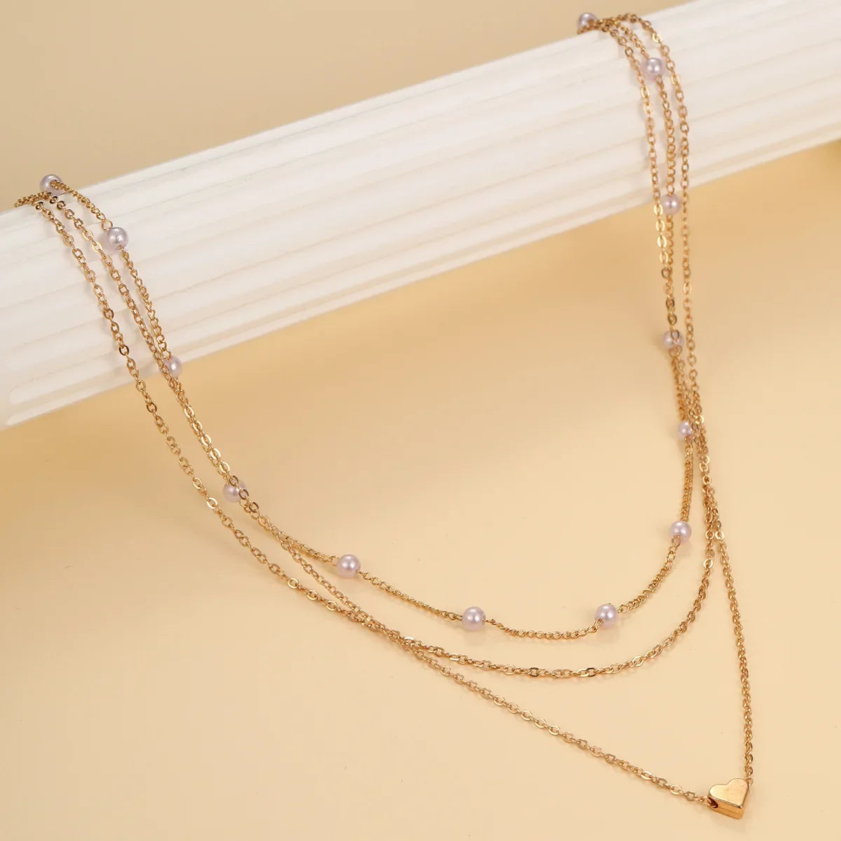 Collares multicapas con colgante de corazón y cruz de perlas