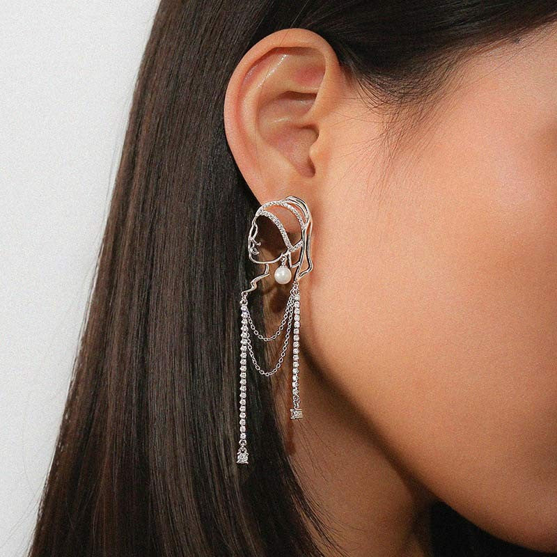 Chica con aretes de perlas