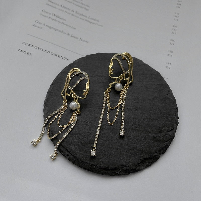 Chica con aretes de perlas