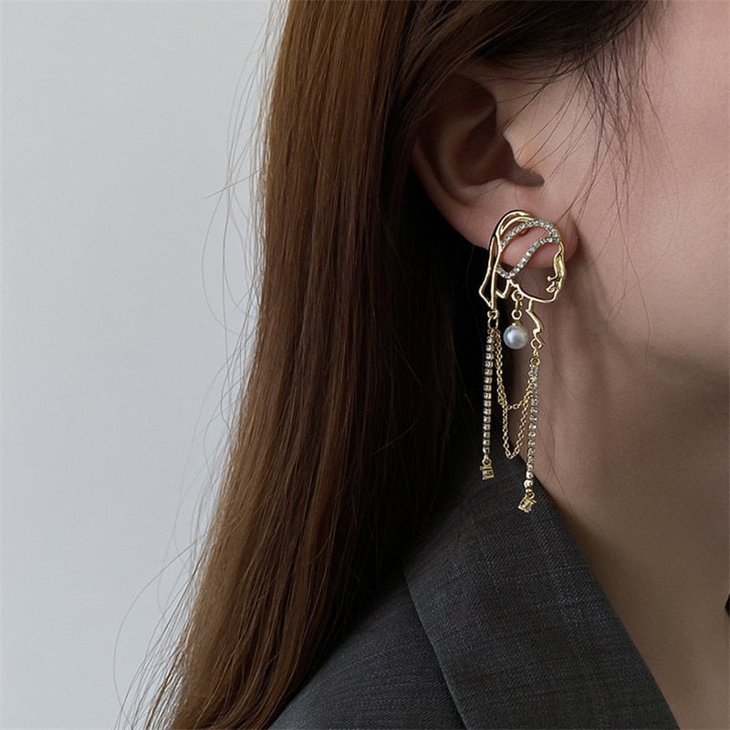 Chica con aretes de perlas