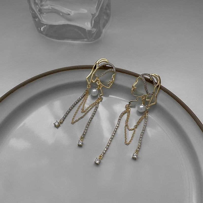 Chica con aretes de perlas
