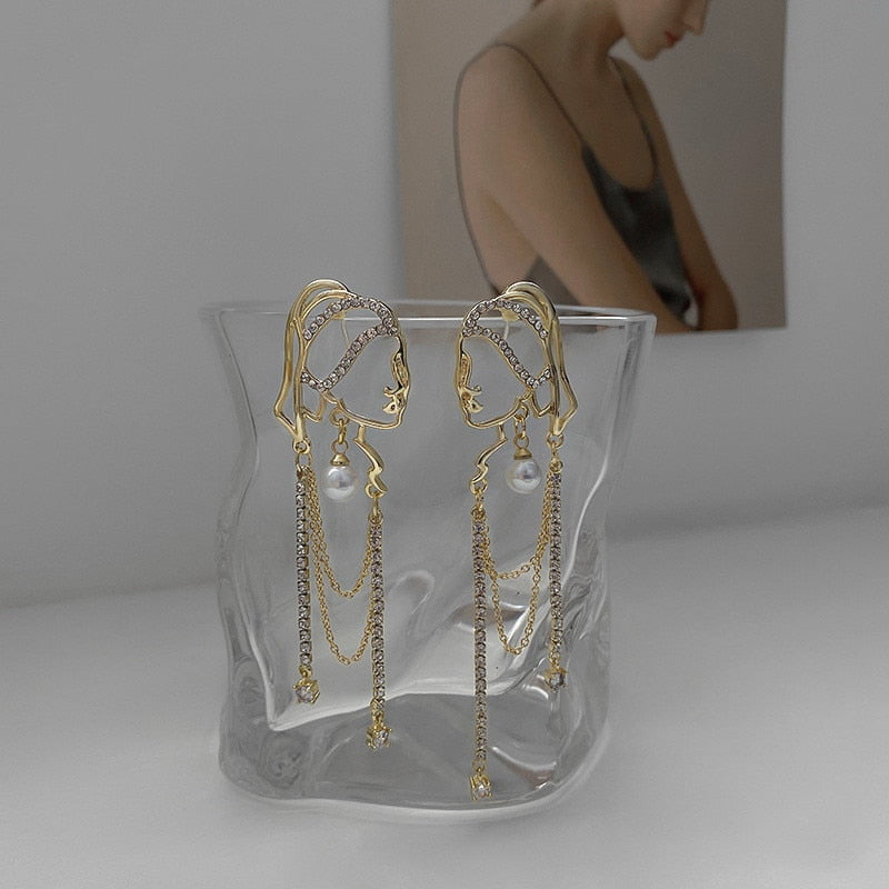 Chica con aretes de perlas