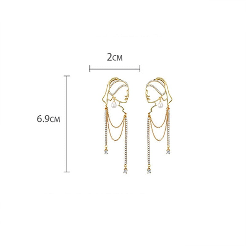 Chica con aretes de perlas